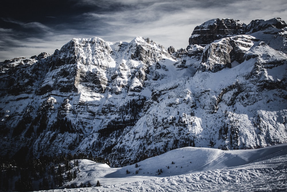 Schneebedeckter Berg unter grauem Himmel