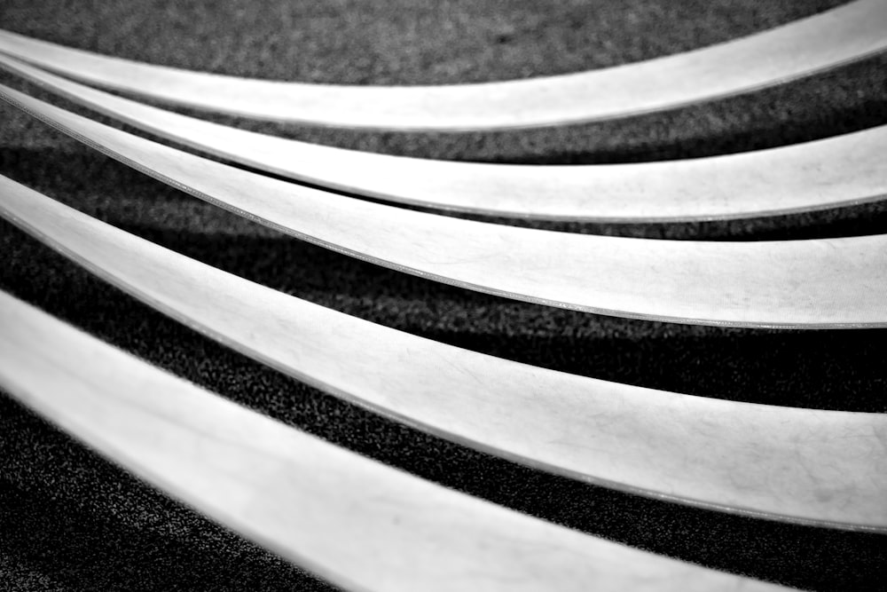 Una foto en blanco y negro de un montón de objetos curvos