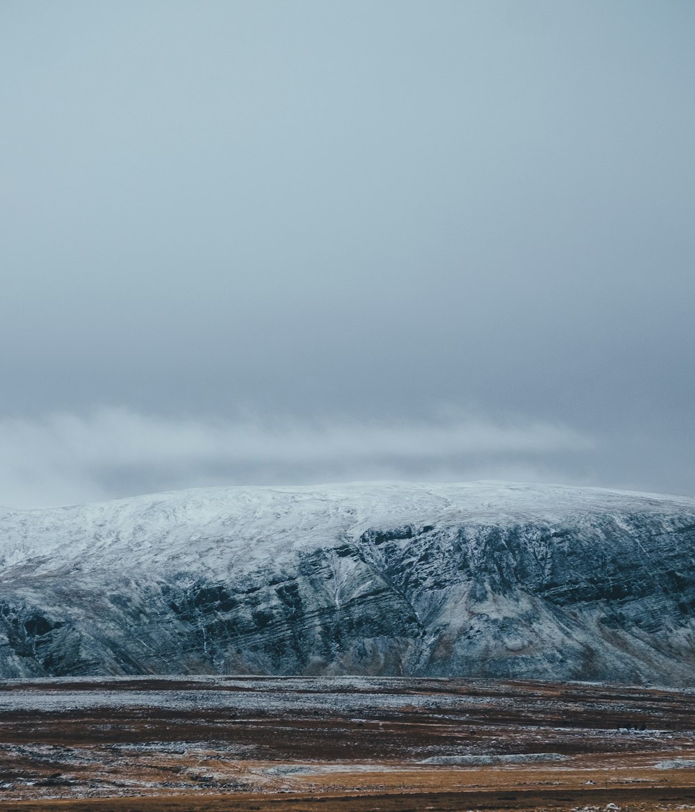 Fotografía de una montaña nevada durante el día