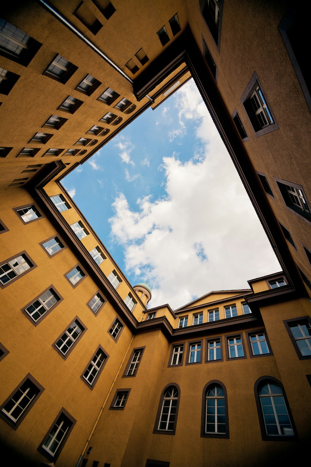 노란색 콘크리트 건물의 로우 앵글 사진