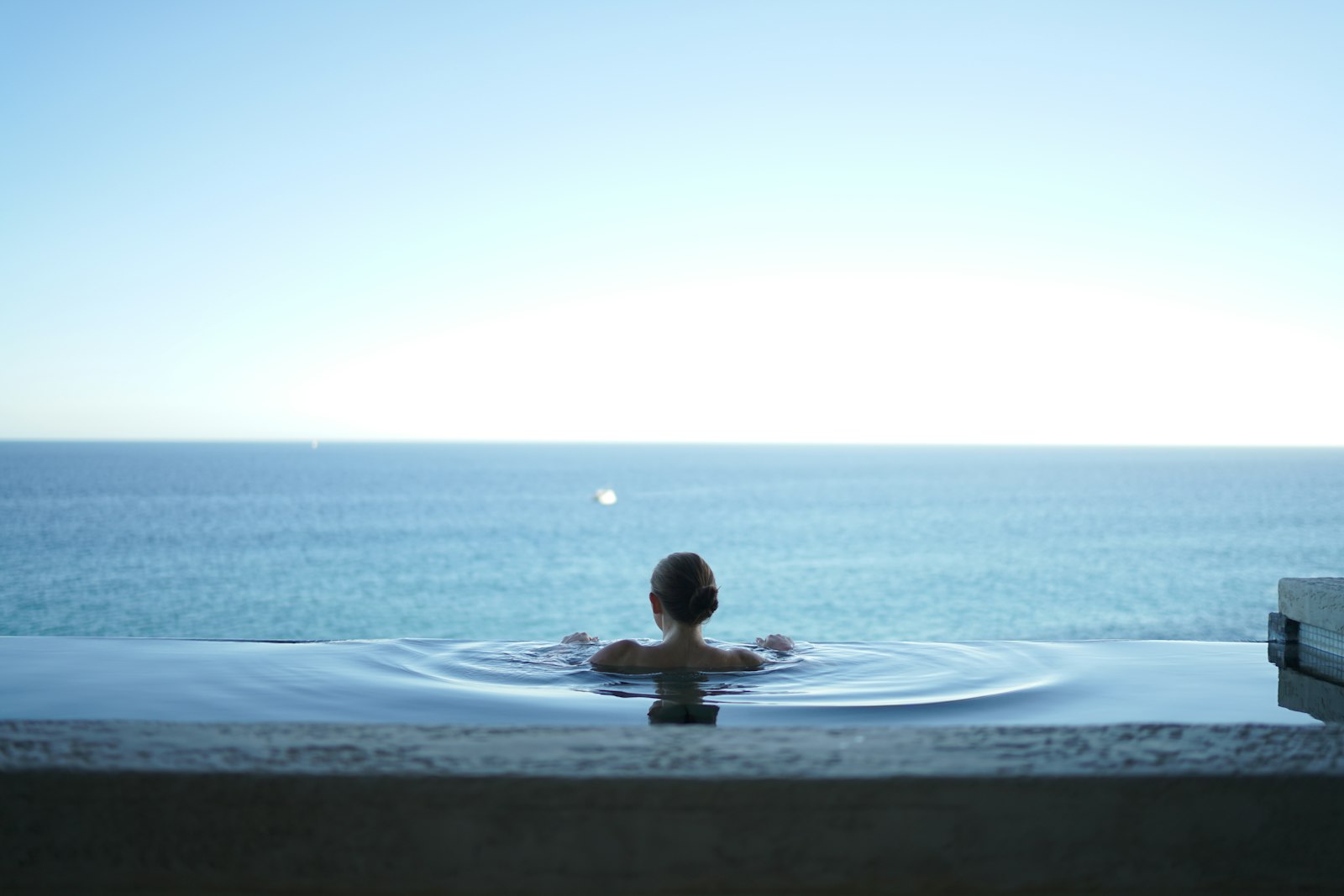 Sony a7 II + Sony Distagon T* FE 35mm F1.4 ZA sample photo. Woman in water pool photography