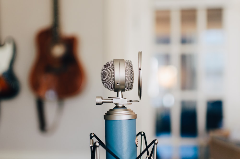 Microphone à condensateur noir et gris