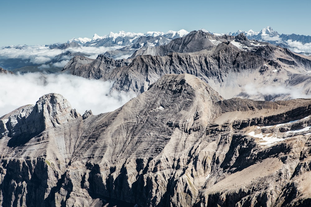 photographie de paysage de montagnes