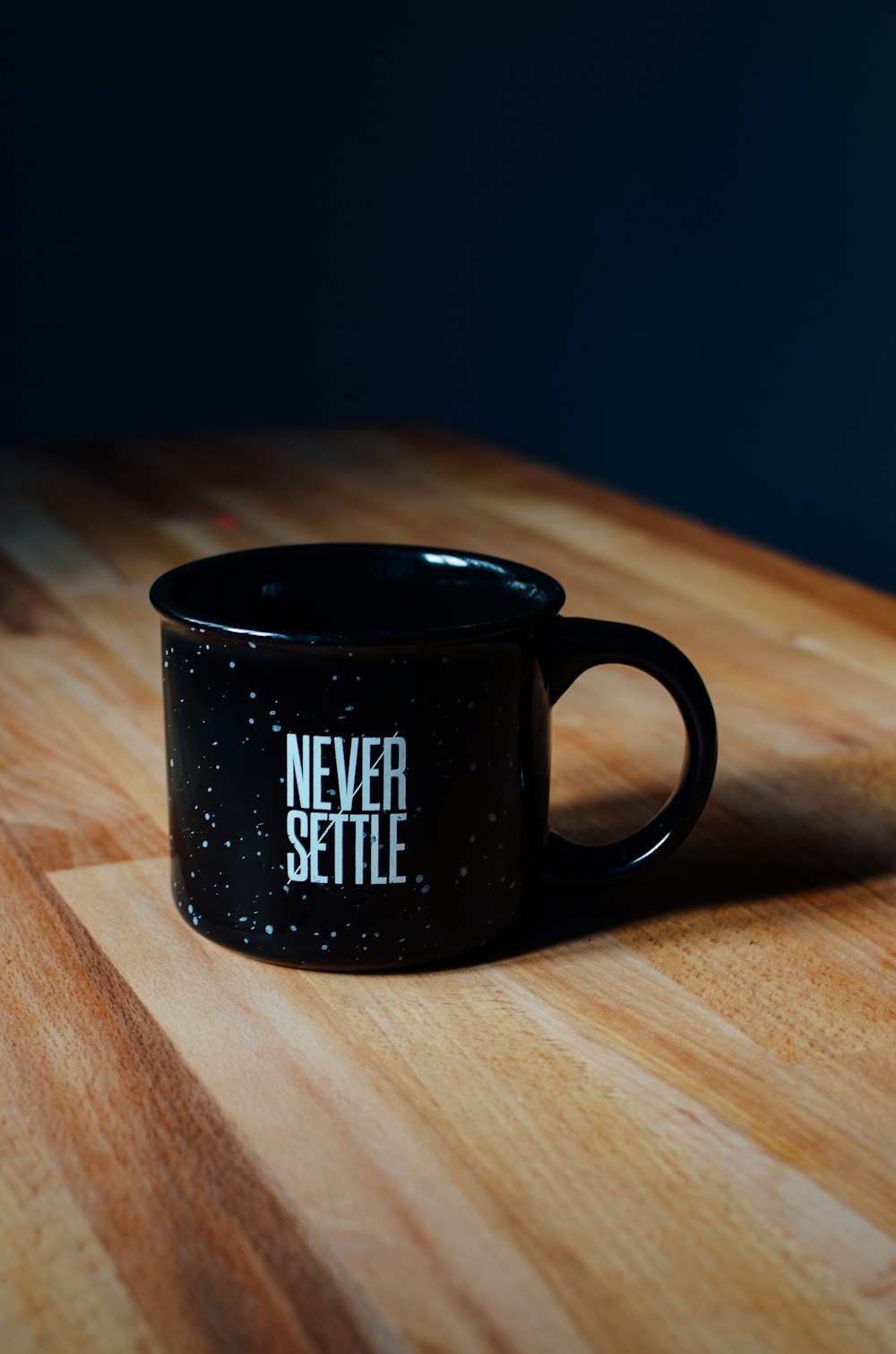 Tasse en céramique noire sur table