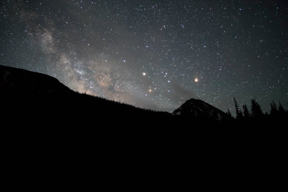 silueta de montaña y árboles