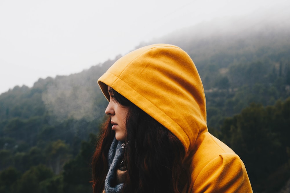 femme face à la falaise