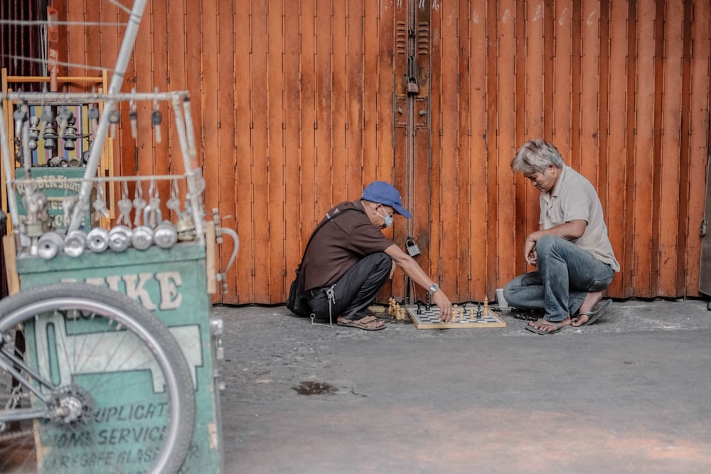 Dos hombres jugando al ajedrez