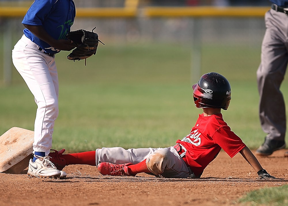 Dos niños jugando béisbol