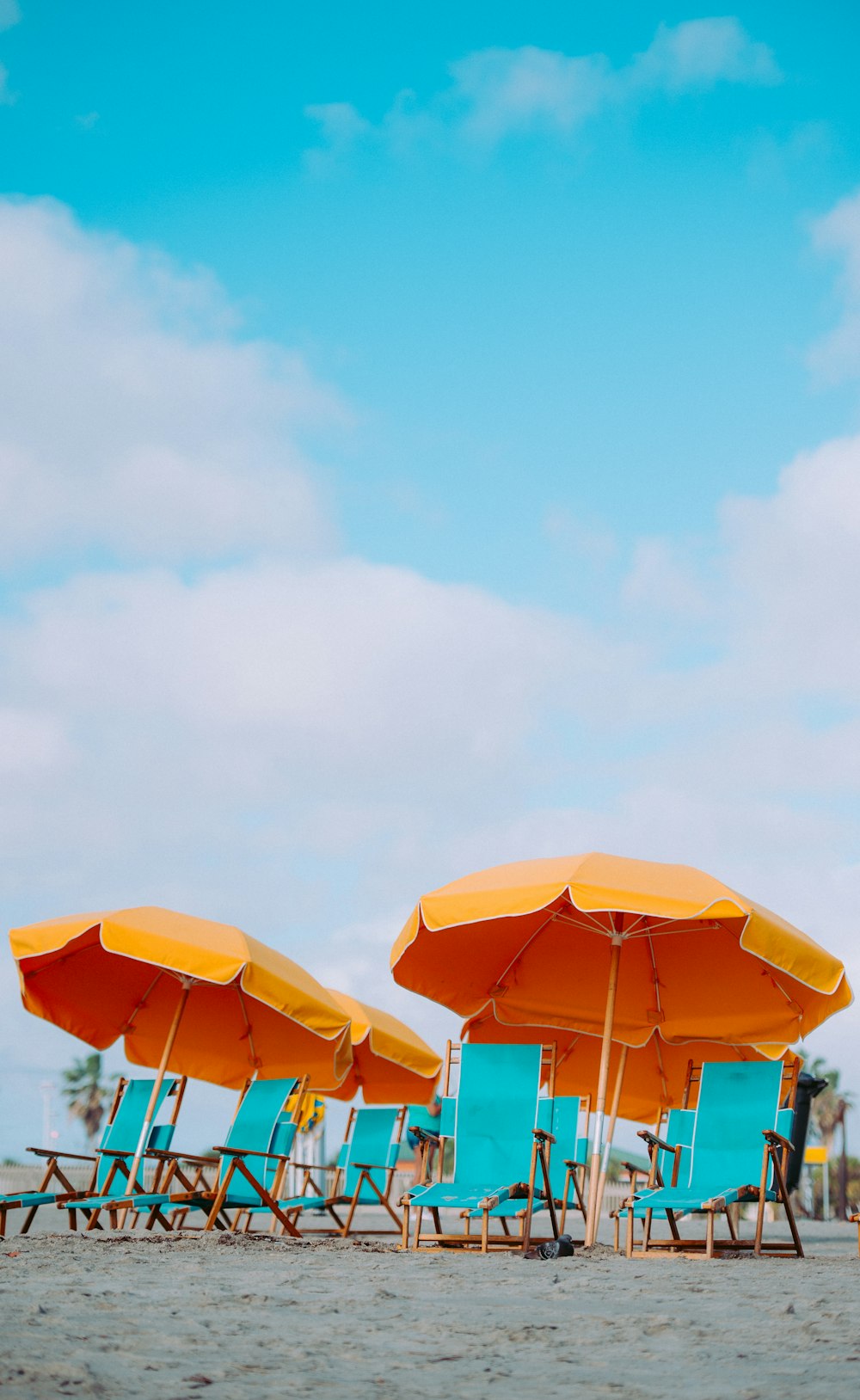 photo en gros plan de chaises longues et de parasols