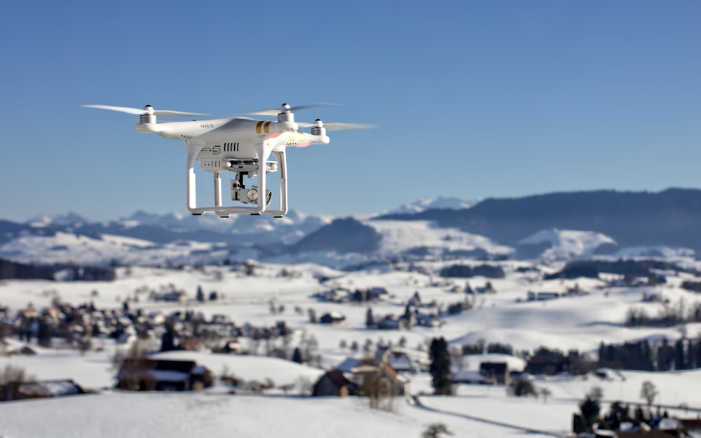drone sobre casas cobertas de neve