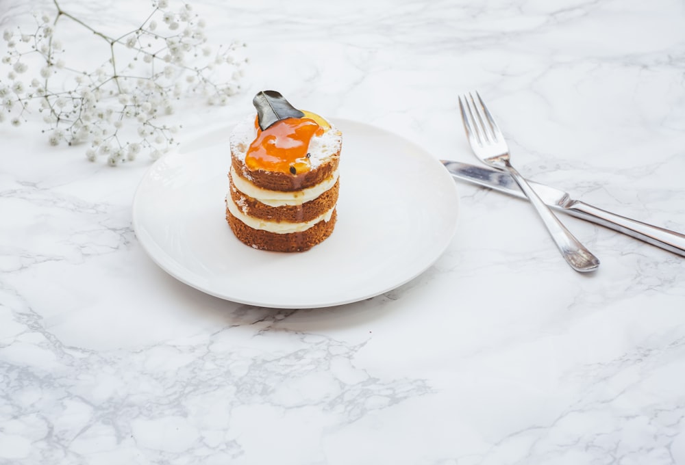 Graham rond à la mangue dans une assiette