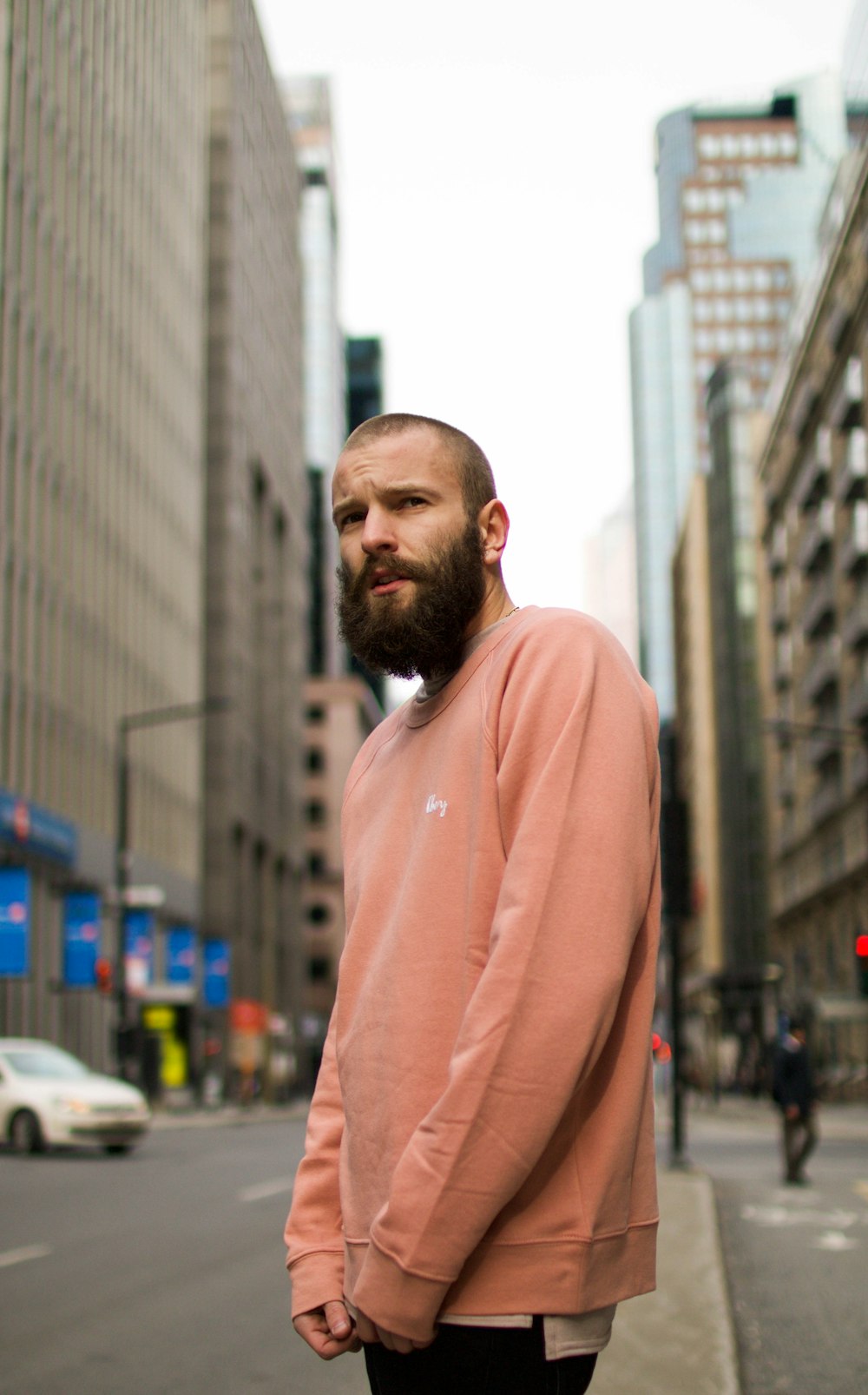 hombre con camisa rosa de manga larga de pie al aire libre