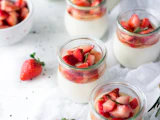 Fraises tranchées et crème dans un bocal en verre