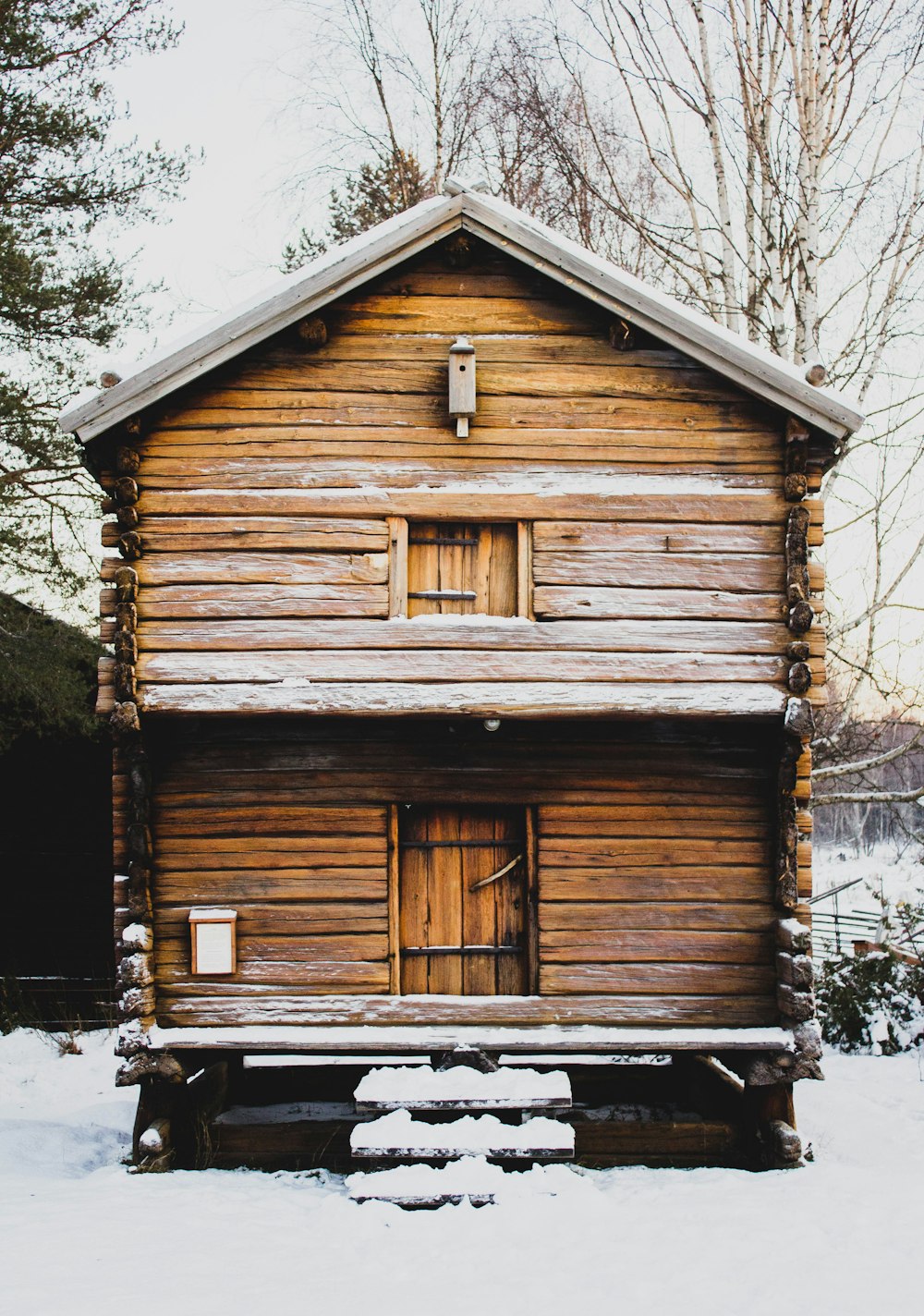 casa in legno marrone durante la stagione invernale