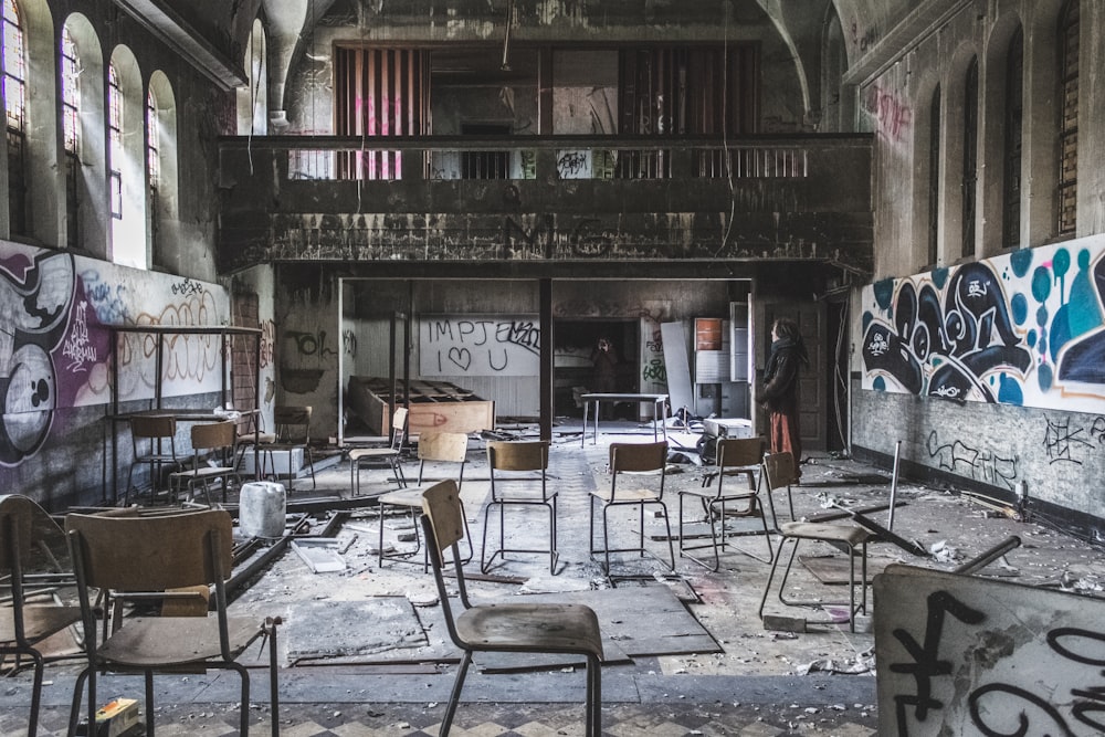 Chaînes assorties sur une chambre abandonnée avec des graffitis