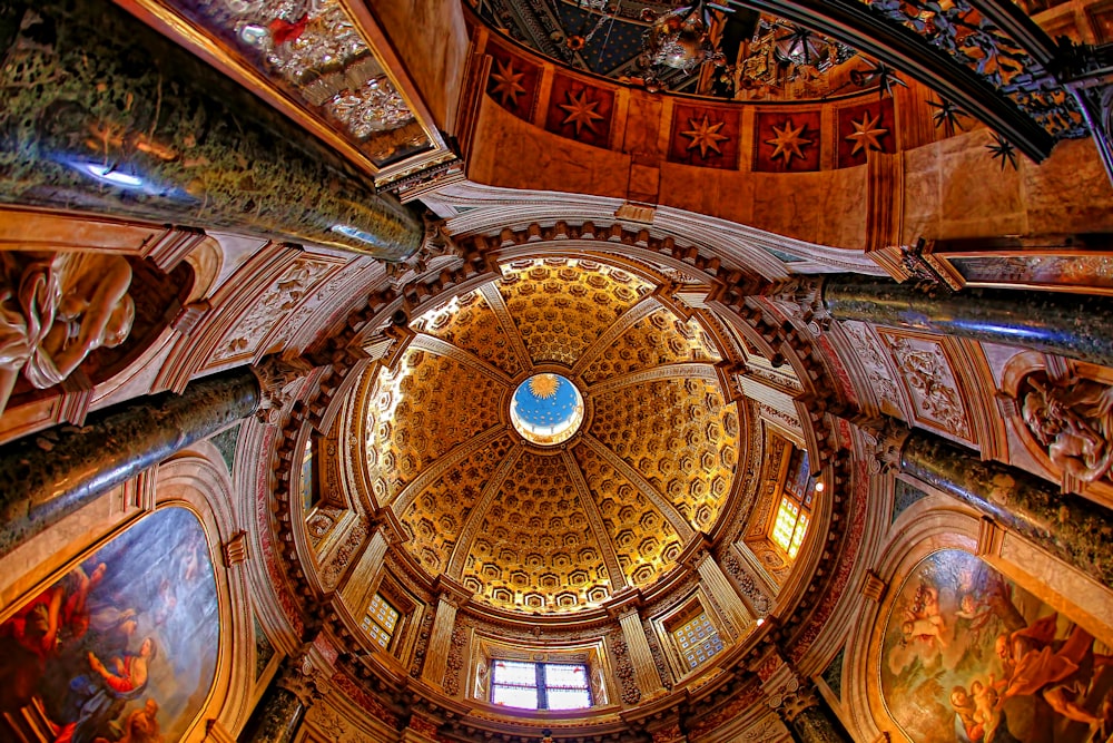 le plafond d’un bâtiment avec des peintures dessus