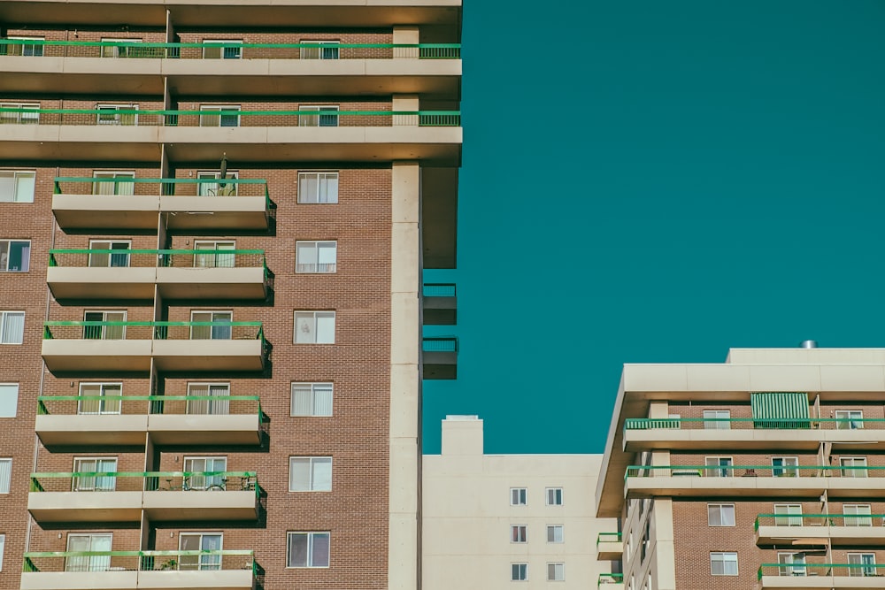 Fotografía arquitectónica de un edificio de hormigón marrón y beige