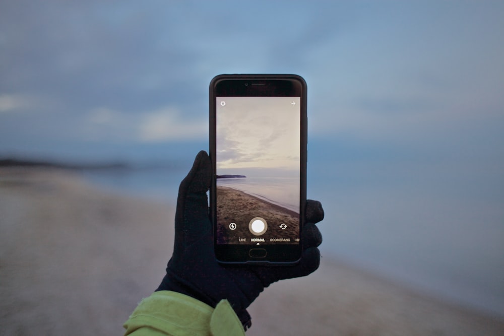 写真を撮る人の黒いスマートフォン