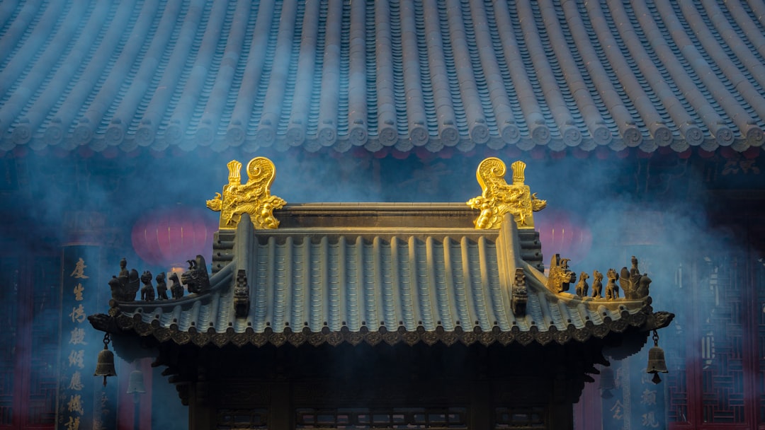 gray paint wall temple, Puji Temple in Putuo Mountain：<p></figure>Putuo Mountain is the dojo of the Buddhist Goddess of Mercy, and is constantly filled with incense all year round.</p><p>During the period from the first to the fifteenth day of the Chinese lunar calendar, no entrance fee is required to enter Puji Temple. However, a boat ticket to Putuo Mountain is always required.