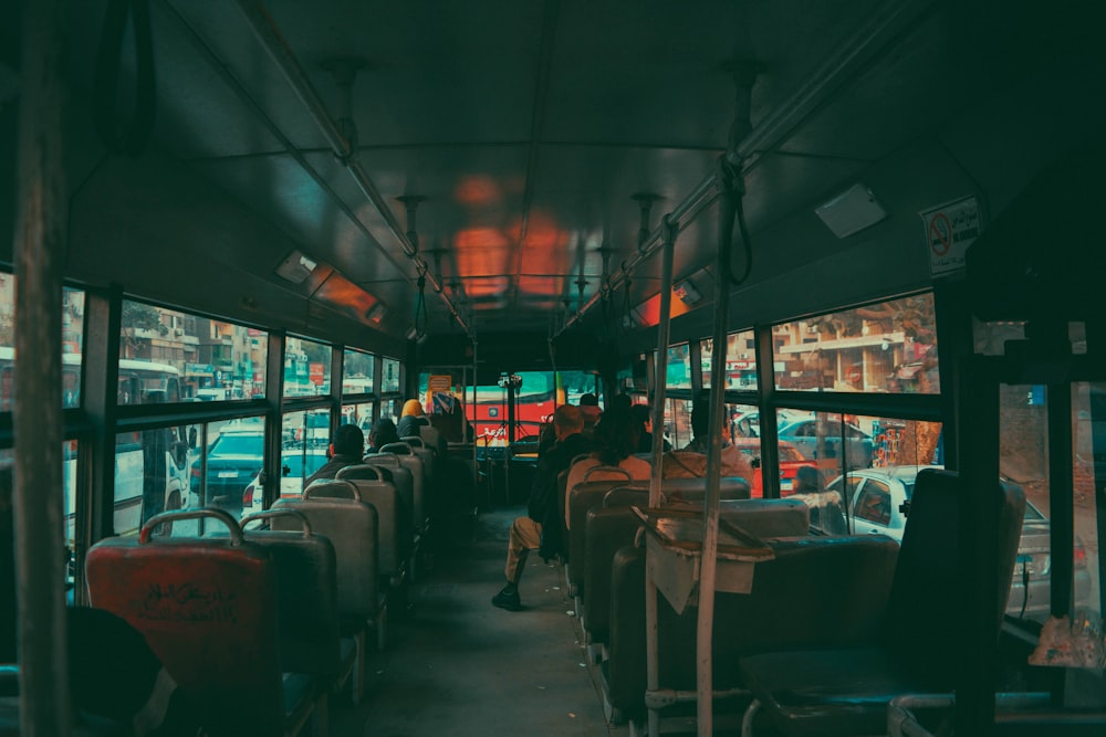 personnes à l’intérieur de l’autobus