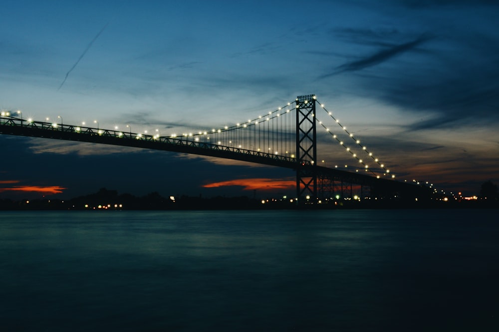 Puente de acero gris durante la noche