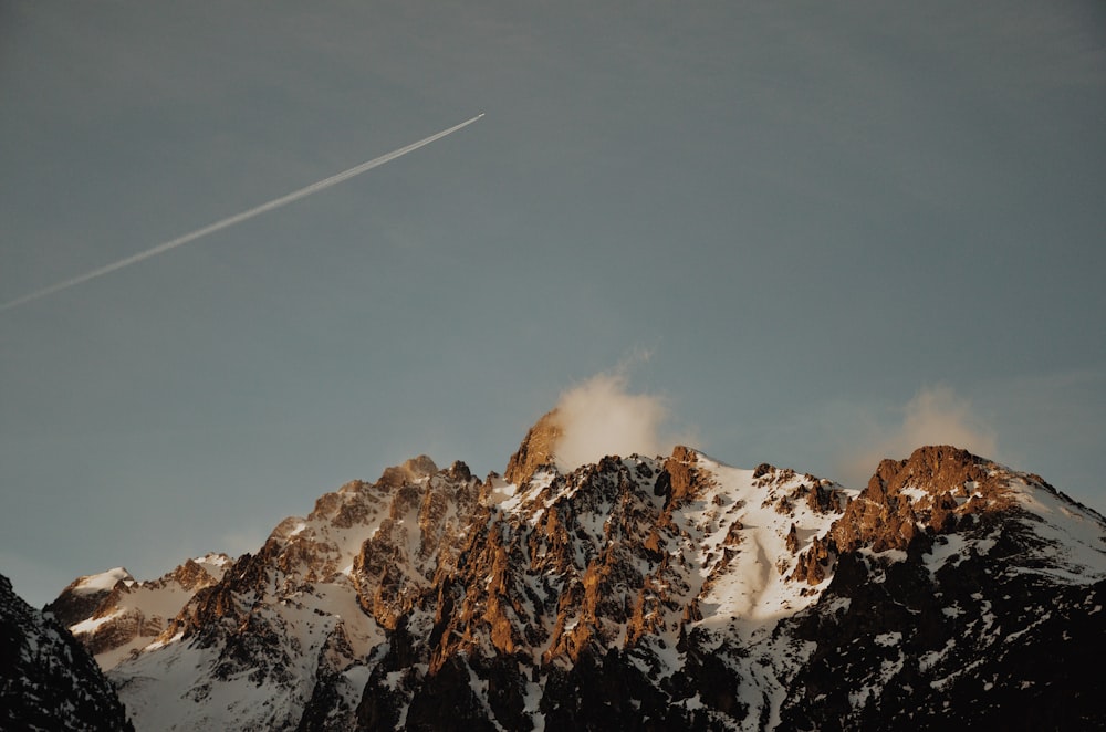 Pico nevado de la montaña