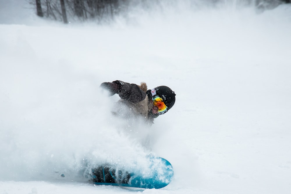 man snowboarding at daytime