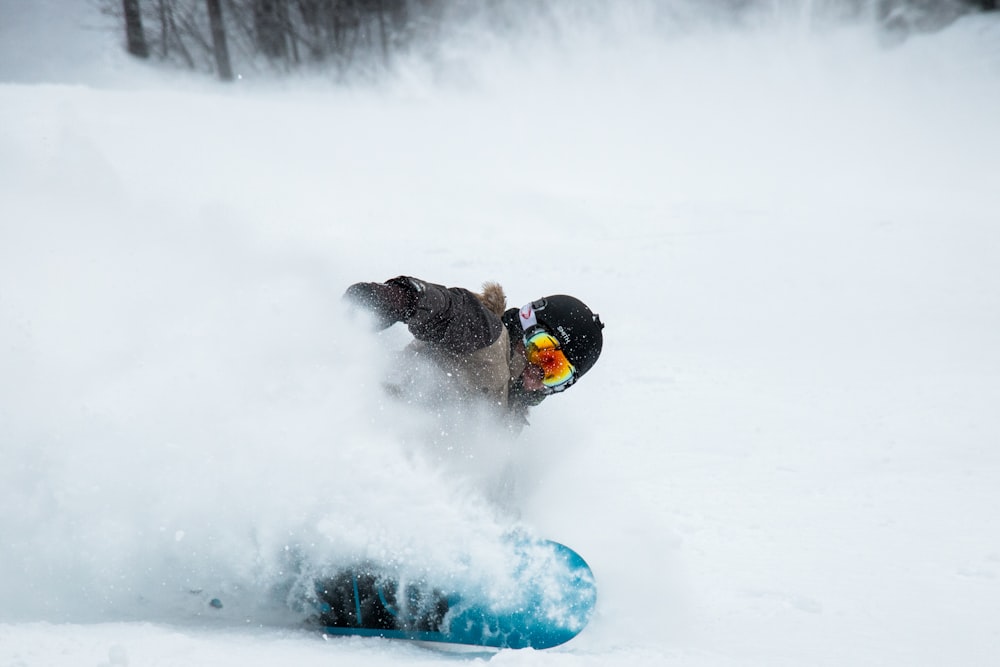 Uomo che fa snowboard di giorno