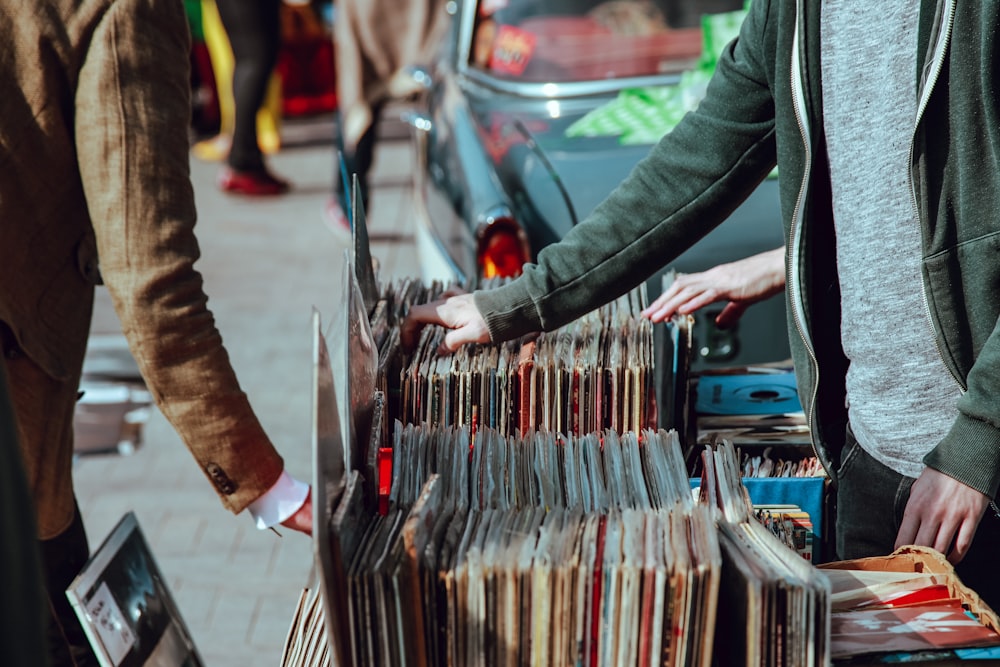 路上でレコード盤を売っている人