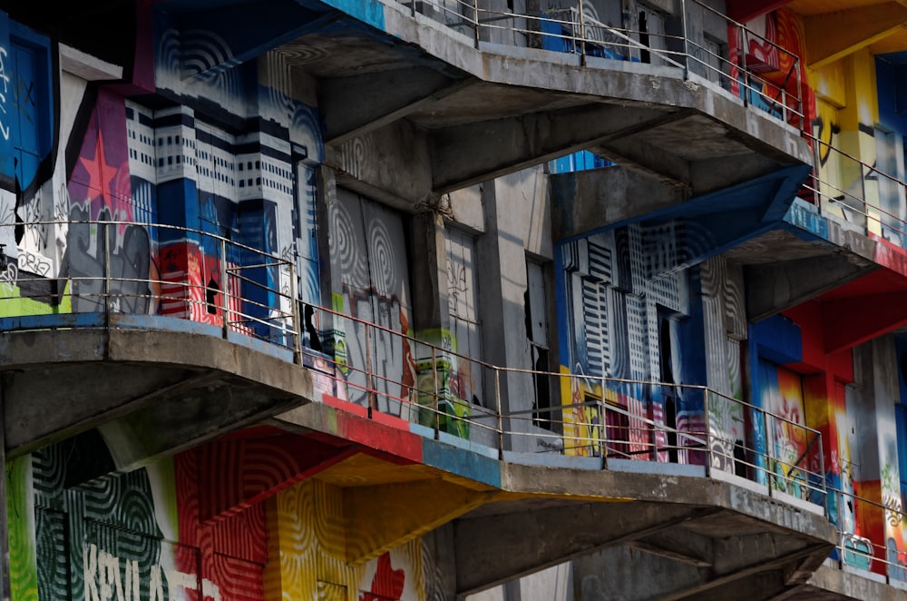 콘크리트 건물에 다양한 색상과 디자인 낙서