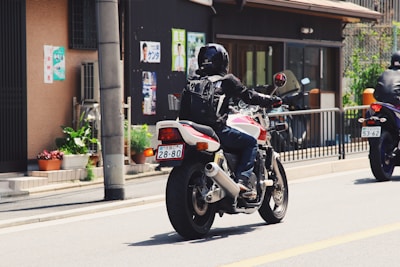 Peersona sobre una motocicleta realizando envios