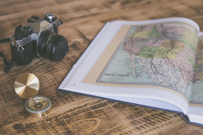 Mapa e bússola para planejamento de viagem