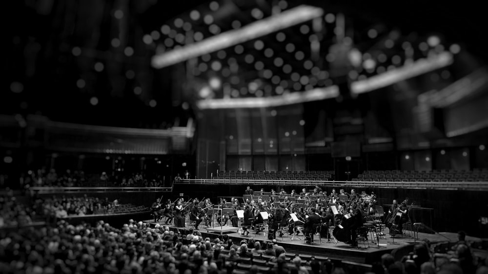 극장에서 연주하는 오케스트라의 회색조 사진