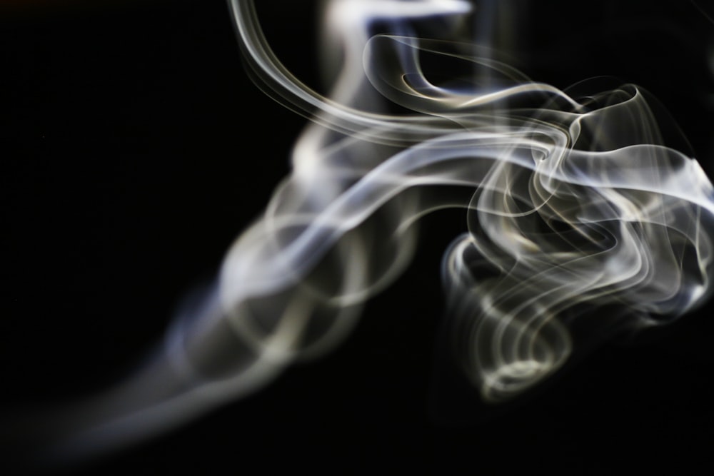 Una foto sfocata di fumo su uno sfondo nero