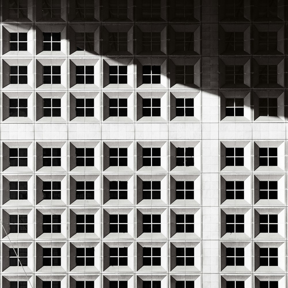 fotografia architettonica di edifici bianchi