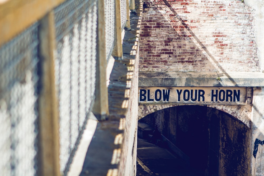 blow your horn signage before entering tunnel