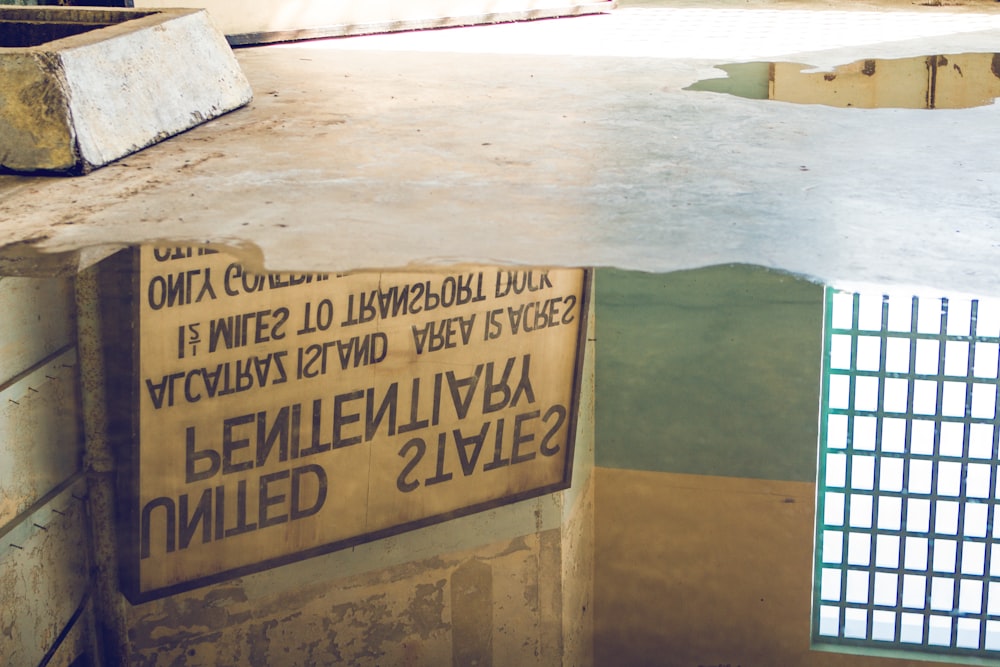 Chaussée en béton gris et affiche