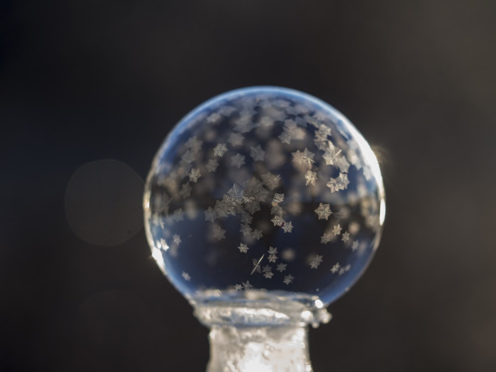 fotografia de foco raso de bolha com flocos de neve