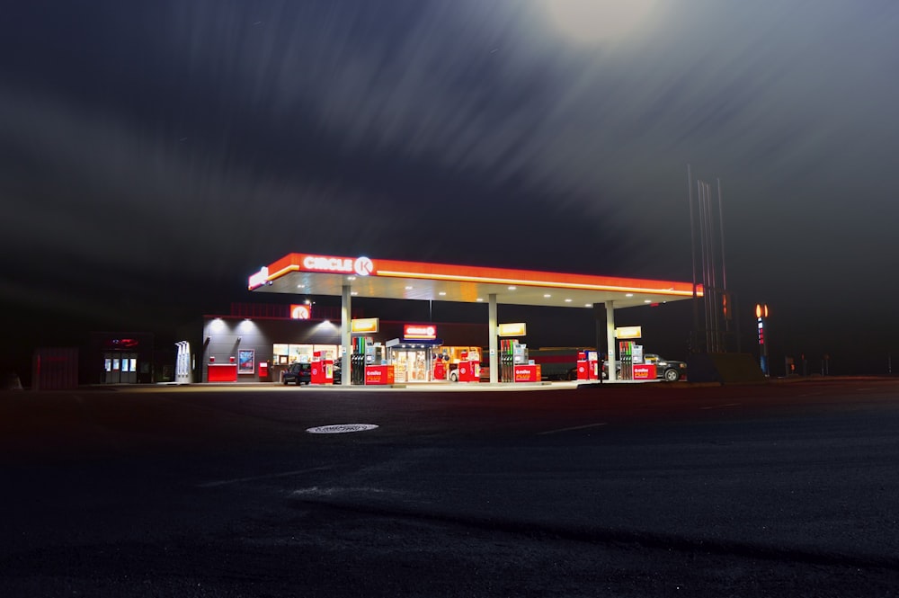 Umrunden Sie nachts die Tankstelle entlang der Straße