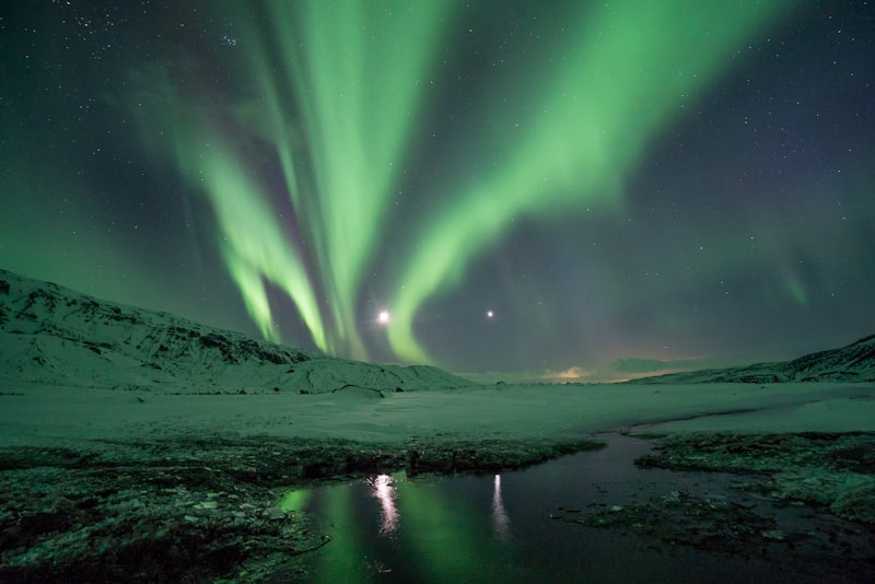 Nordlicht über einer ruhigen Landschaft