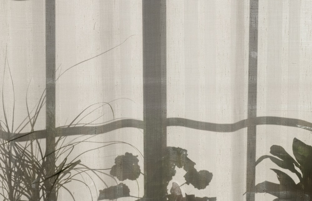 cortina floral cinza e branca