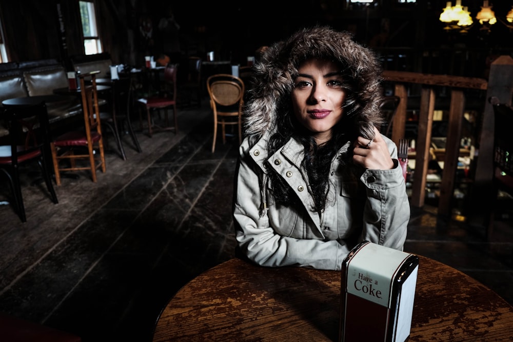 photographie en gros plan d’une femme assise