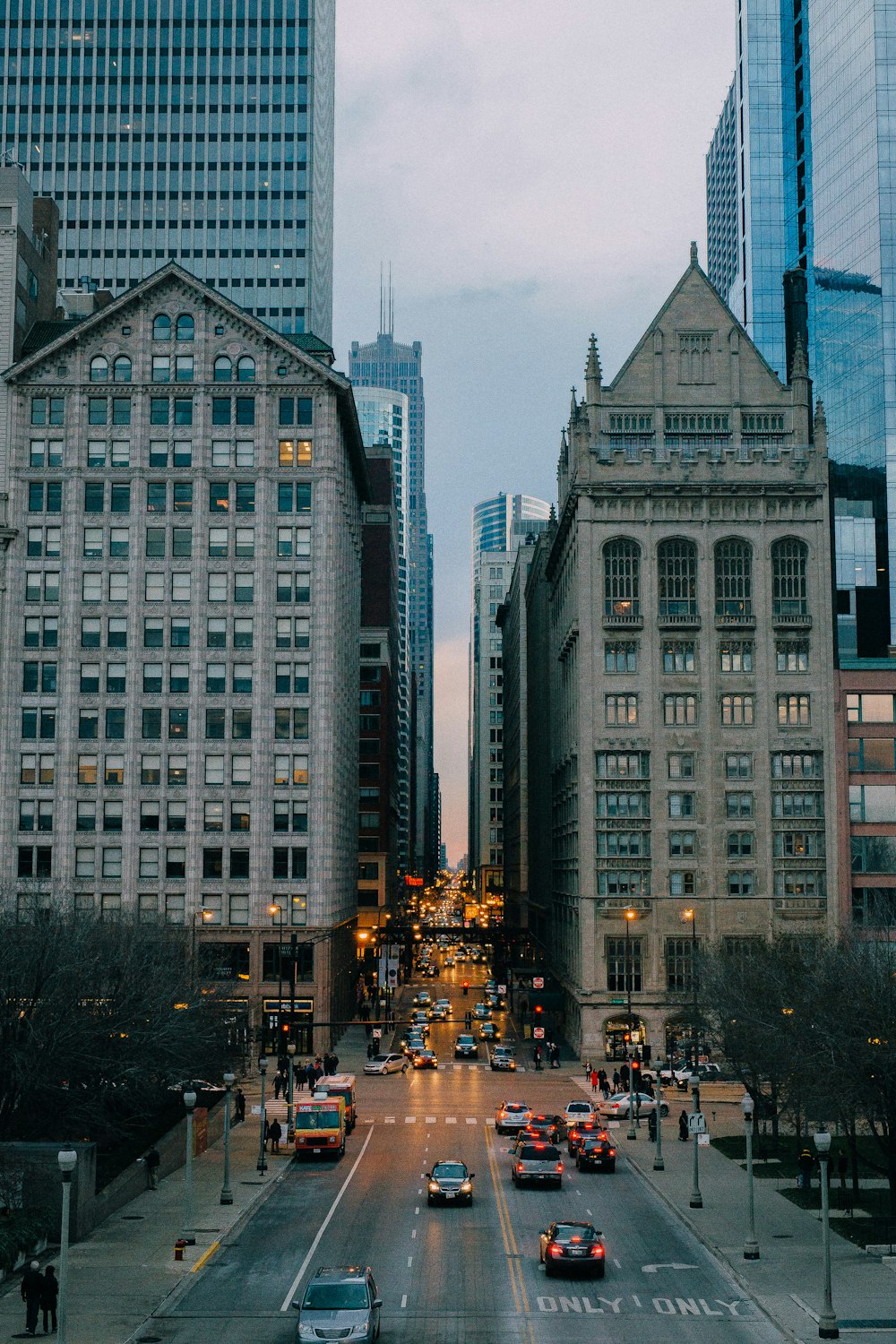 Dos edificios de hormigón gris cerca de la carretera