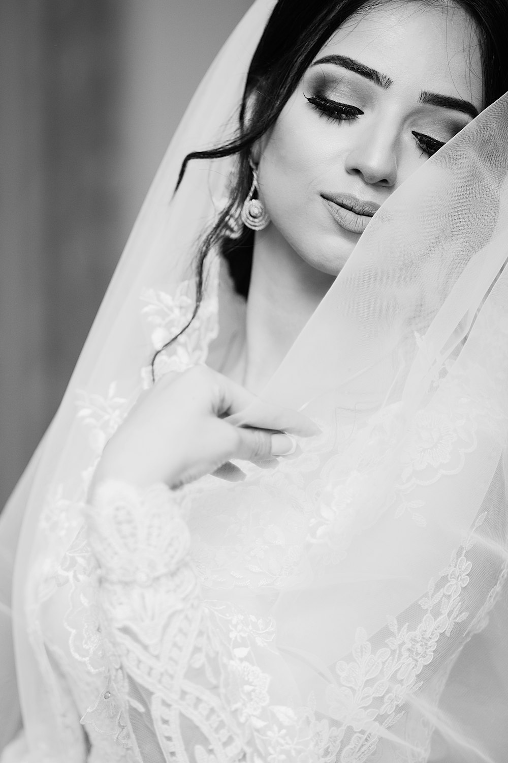 mujer en vestido de novia blanco cerrando los ojos