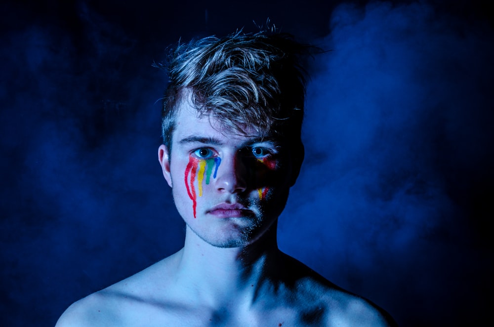 Foto de hombre llorando con lágrimas de colores