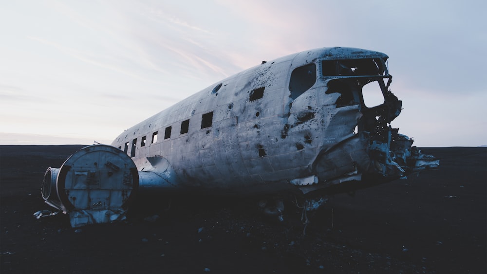 avión abandonado en el suelo bajo nubes blancas