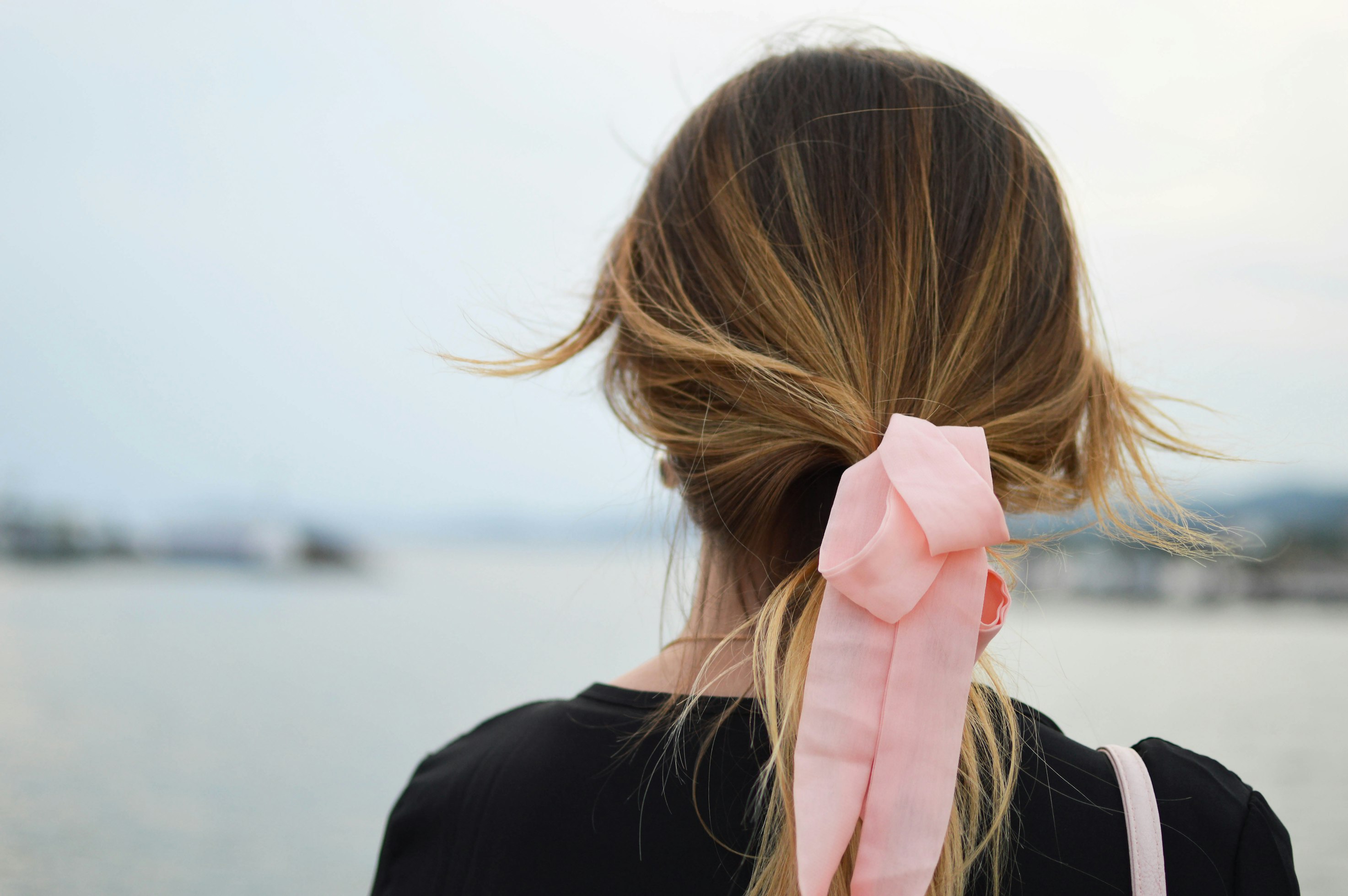 femme avec noeud dans les cheveux