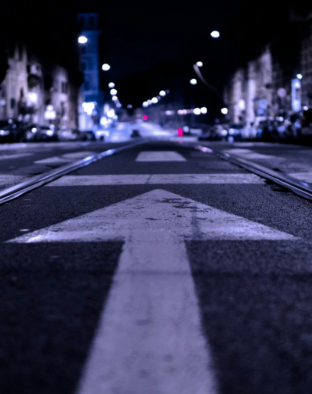 Flachfokusfotografie der Straße mit Vorwärtspfeil-Illustration