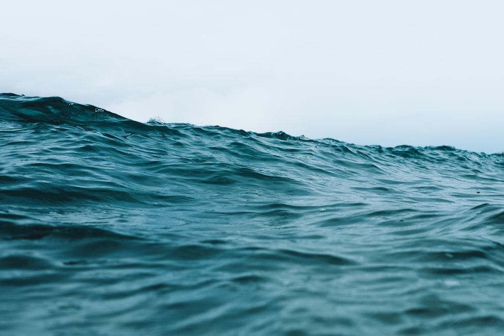 Fotografía de lapso de tiempo de un cuerpo de agua