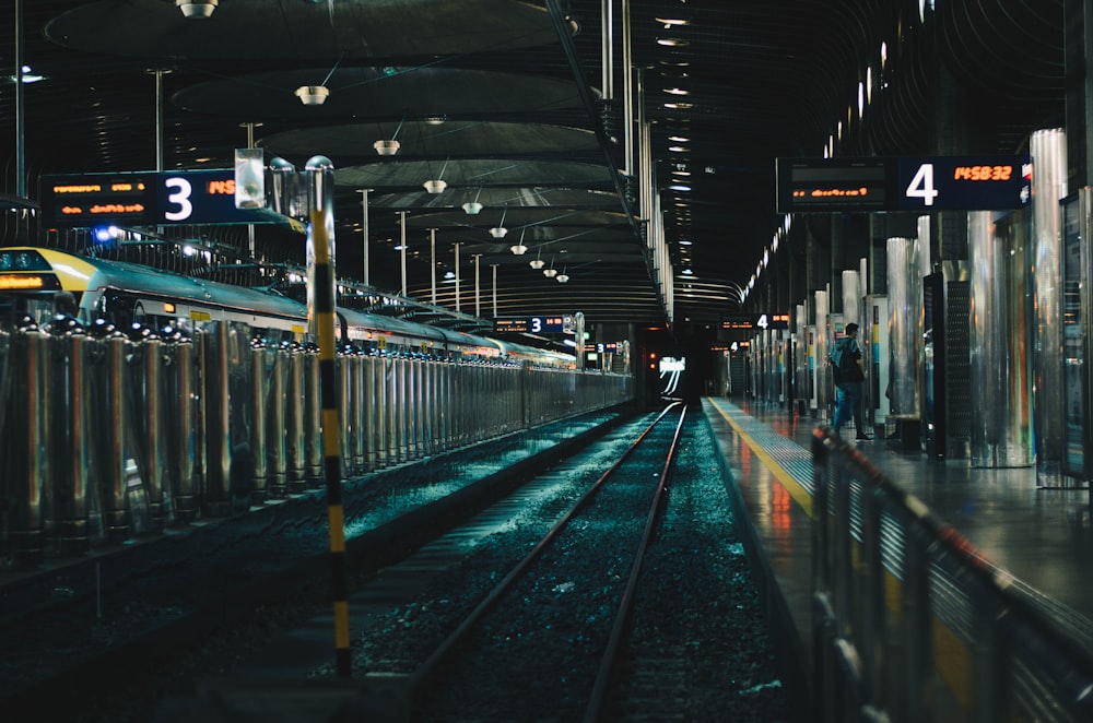 pessoas na estação de trem